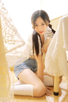 跪在女神脚下当脚奴